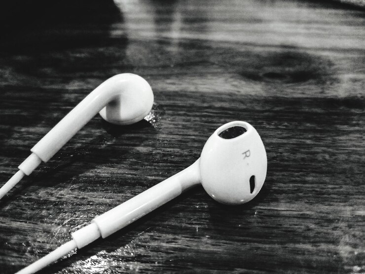 Foto fones de ouvido intra-auricular sobre a mesa