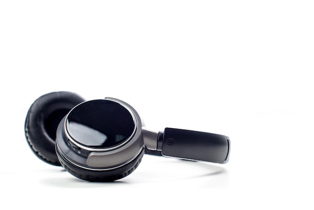 Fones de ouvido isolado no fundo branco