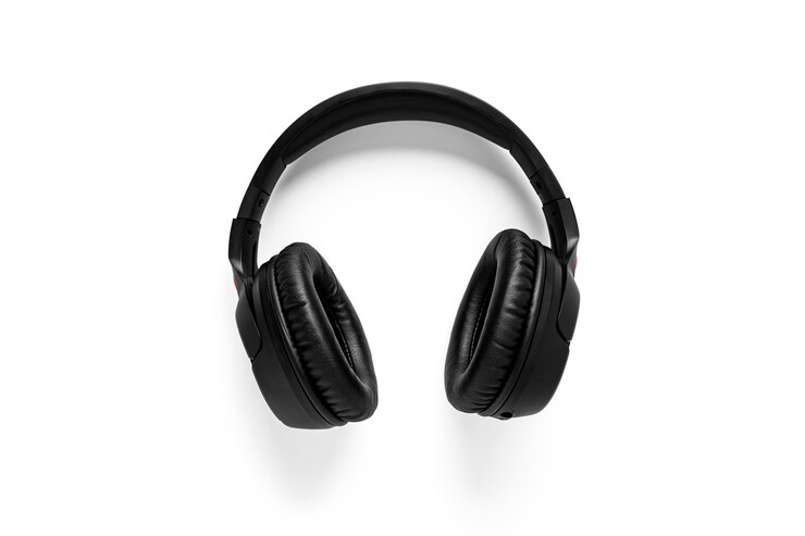 Fones de ouvido isolados em um fundo branco. Fones de ouvido pretos. Foto de alta qualidade