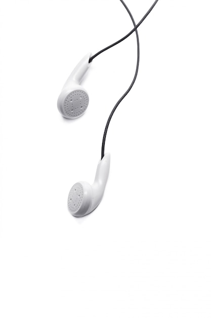 Fones de ouvido isolados no branco