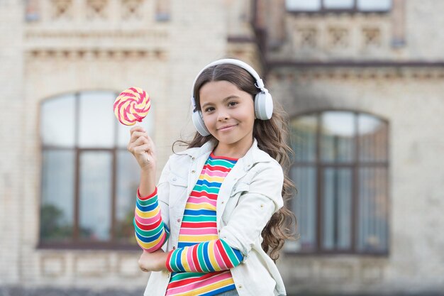 Fones de ouvido modernos de menina cantam música pirulito mic artista de rua conceito