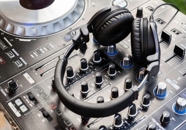 Fones de ouvido no deck de console de dj Fones de ouvir de dj grandes para misturar música em festas de clubes noturnos Fons de ouvido profissionais