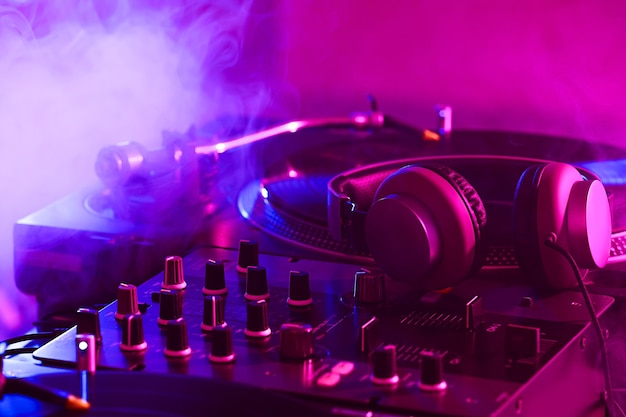 Fones de ouvido no moderno mixer de DJ, close-up