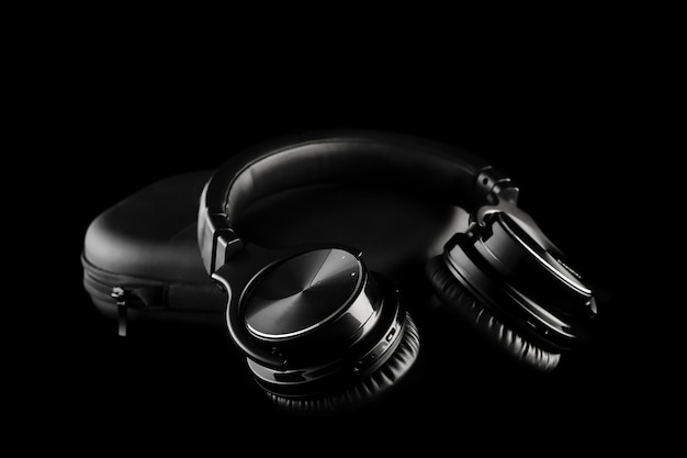 Fones de ouvido sem fio no preto isolado