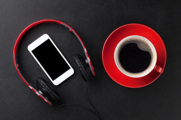 Fones de ouvido smartphone e xícara de café