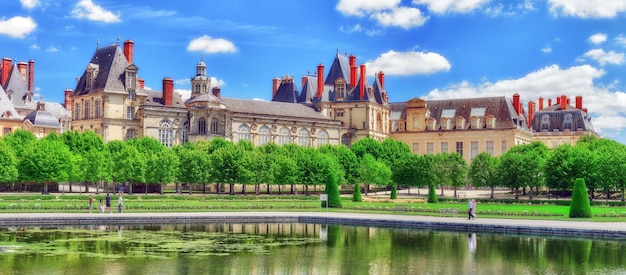 FONTAINEBLEAU FRANÇA 09 DE JULHO DE 2016 Residência suburbana dos reis da França belo Chateau Fontainebleau com a fonte em primeiro plano