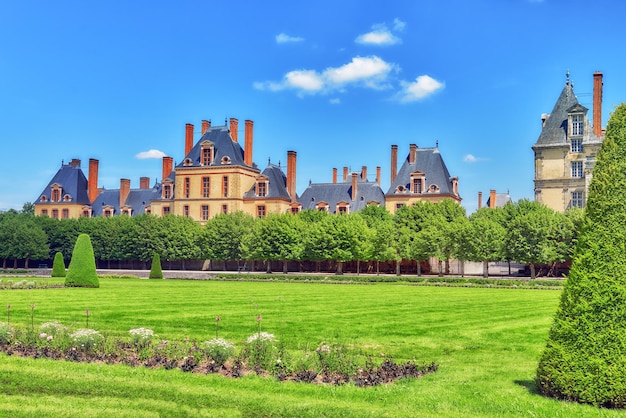 FONTAINEBLEAU FRANÇA 09 DE JULHO DE 2016 Residência suburbana dos reis da França belo Chateau Fontainebleau e ao redor de seu parque
