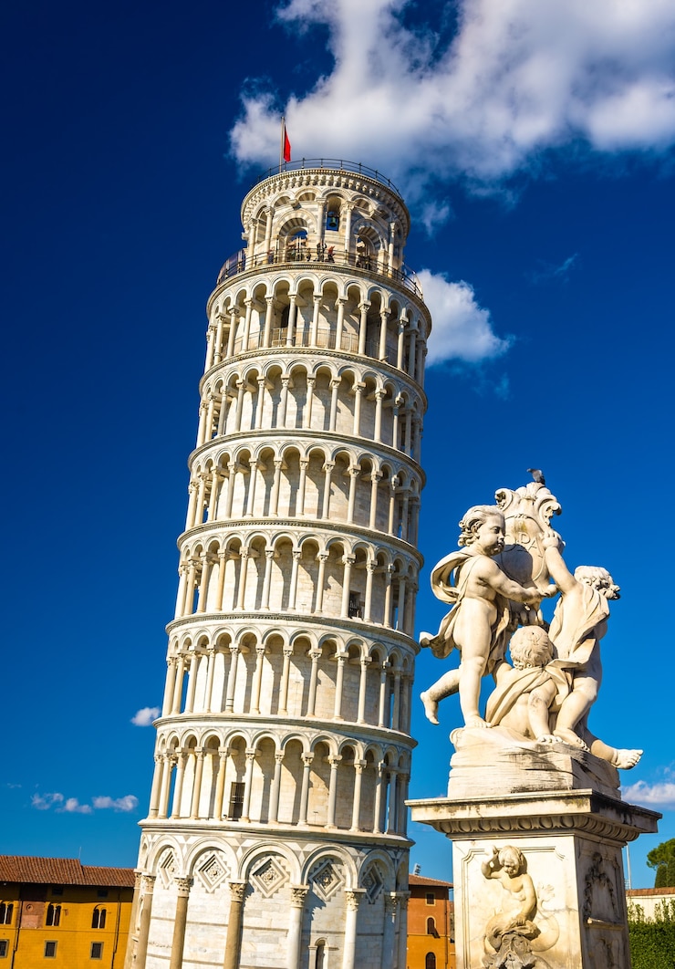 Foto fontana dei putti e a torre inclinada - pisa, itália