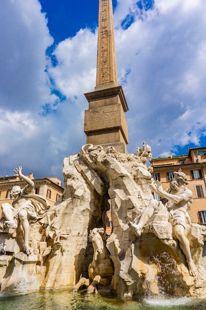 Fontana dei quattro fiumi auf der piazza navona in rom, italien, entworfen von bernini um 1651