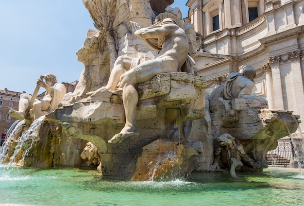 Fontana dei Quattro Fiumi, Piazza Navona in Rom. Die Piazza Navona ist ein beliebtes Ausflugsziel in Rom, der drittmeistbesuchten Stadt in der Europäischen Union.