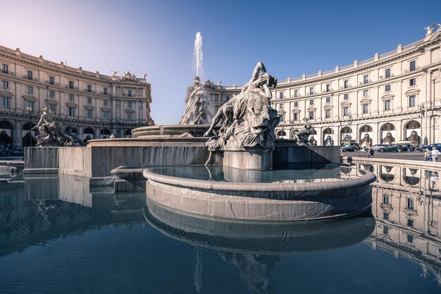 Fontana delle Naiadi no centro da Piazza della Repubblica com reflexo de edifícios Roma Itália