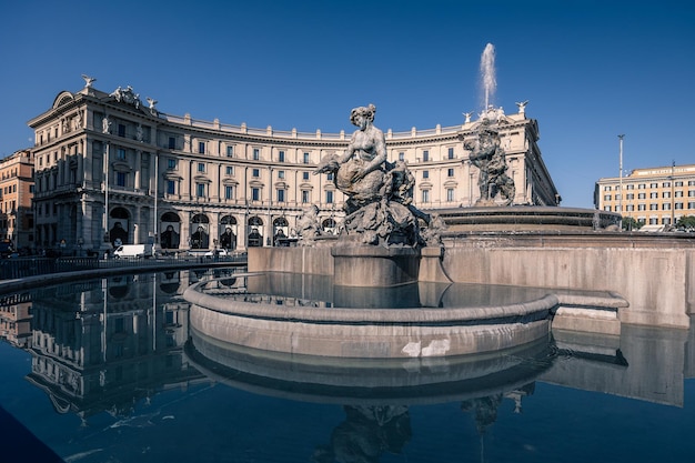 Fontana delle Naiadi no centro da Piazza della Repubblica com reflexo de edifícios Roma Itália