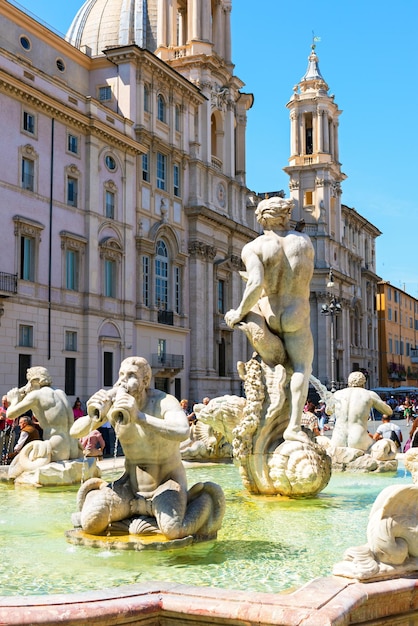 Fontana del Moro en la Piazza Navona en Roma Italia