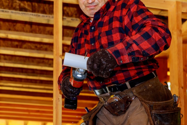 Fontanería con un tubo de corte de sierra para construcción