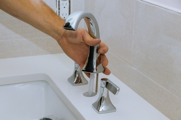 Fontanero instalando grifo de agua en el baño