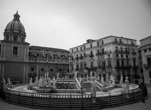 Fonte barroca na piazza pretoria, Palermo, Itália