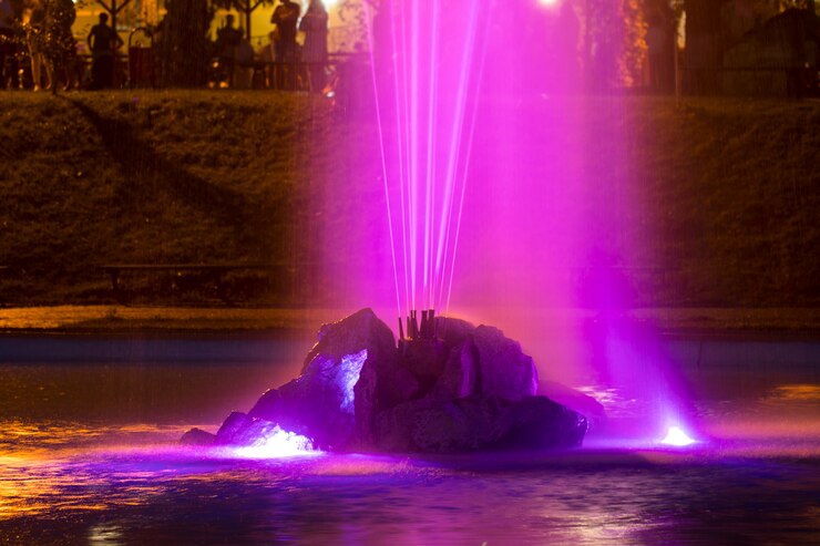 Foto fonte com iluminações coloridas à noite.