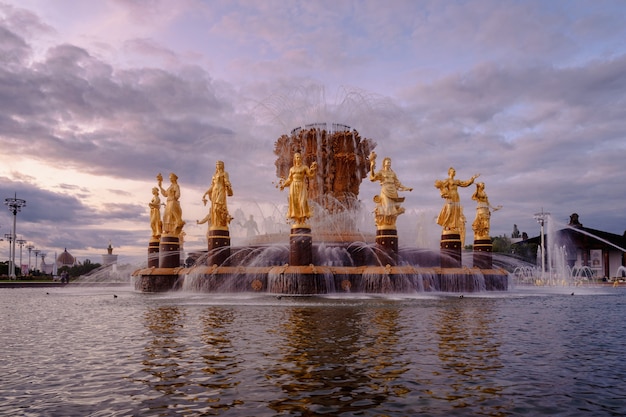 Fonte da amizade dos povos ao pôr do sol um dos principais símbolos da era soviética dezesseis estátuas femininas da fonte representam as repúblicas soviéticas moscou, rússia