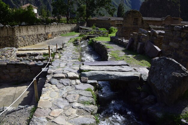 Fonte de água antiga nas ruínas do Inca de Ollantaytambo Peru Edifício antigo no Vale Sagrado nos Andes peruanos