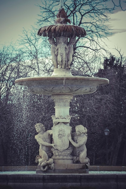 Fonte de água no Parque do Retiro (Parque del Retiro) em Madrid