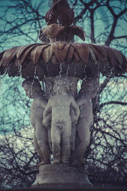 Fonte de água no Parque do Retiro (Parque del Retiro) em Madrid