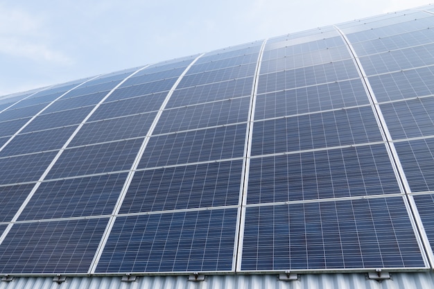 Fonte de eletricidade alternativa fotovoltaica de painel solar em edifício moderno