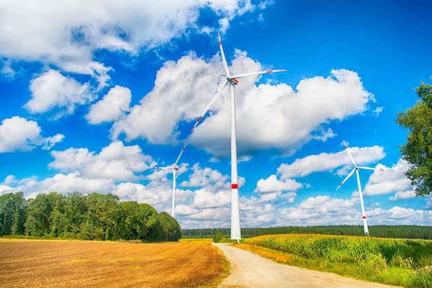 Fonte de energia alternativa. Turbinas em campo no céu azul nublado. Parque eólico na Baixa Saxônia, Alemanha. Aquecimento global, mudança climática. Eco poder, conceito de tecnologia verde.