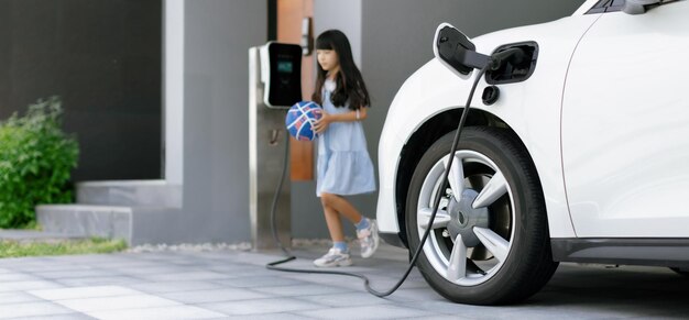 Fonte de energia sustentável para estilo de vida progressivo mostrado por menina brincando em casa