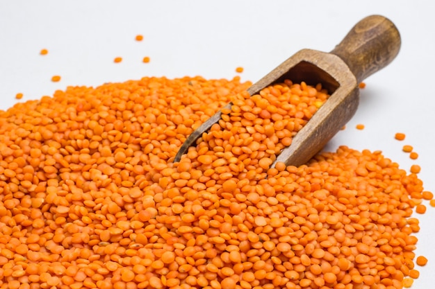 Fonte de lentilhas vermelhas de proteína vegetal e ômega-3. fundo branco