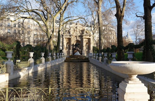 Fonte de Medici barroca romântica projetada no início do século XVII nos Jardins de Luxemburgo Paris França