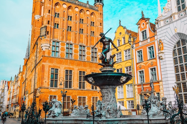 Fonte de Netuno, um famoso marco histórico e casas góticas coloridas em gdansk, polônia, europa, oi