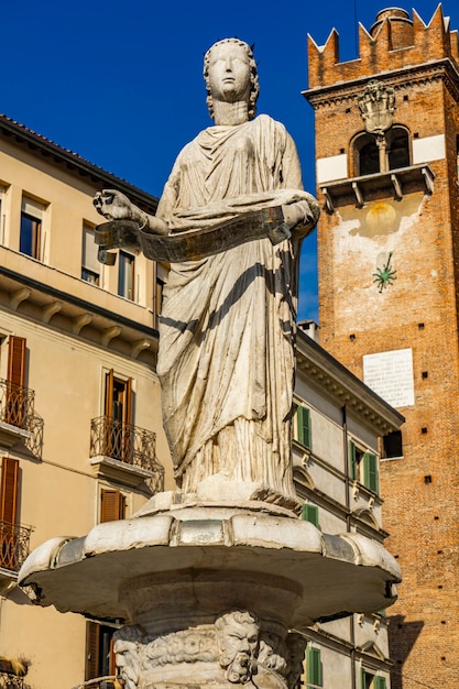 Fonte de nossa senhora verona na piazza delle erbe em verona, itália. a fonte foi construída em 1368 por cansignorio della scala.