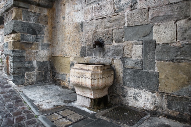 Fonte de porta dipinta em Bergamo Alta Itália