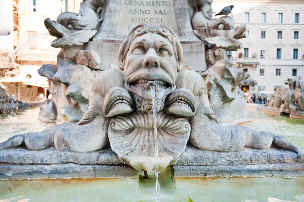 Fonte e obelisco egípcio na Piazza della Rotonda Roma