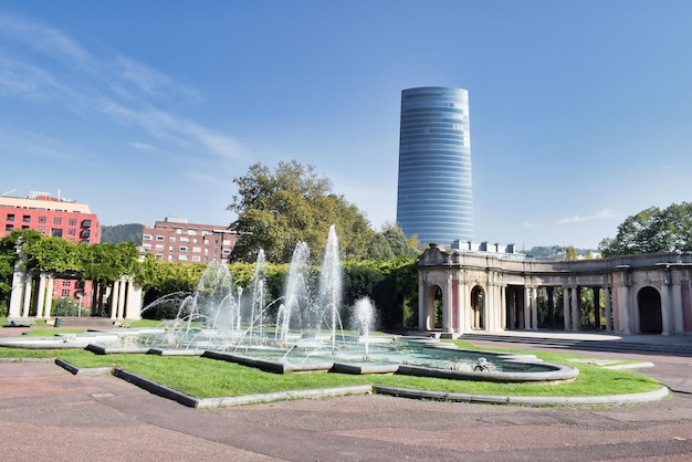 Fonte e parque Dona Casilda de Iturrizar com a torre Iberdrola no fundo de Bilbao