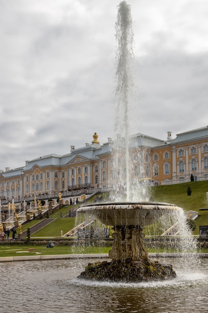 Fonte em frente ao palácio (residência real russa) em Peterhof, São Petersburgo, Rússia