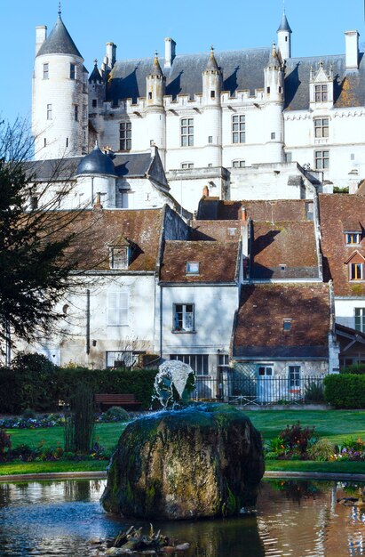 Fonte em parque público na primavera na cidade de Loches e castelo atrás