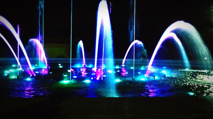 Foto fonte iluminada à noite