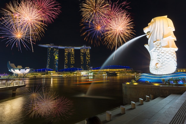 Fonte Merlion em frente ao hotel Marina Bay Sands Merlion é uma criatura imaginária