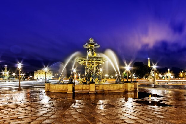 Fonte na Place de la Concord em Paris ao anoitecer. França.