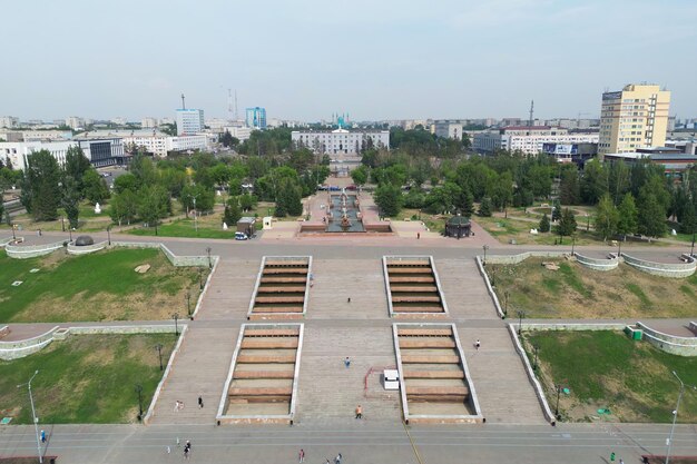 Fonte no aterro da cidade de Pavlodar Cazaquistão vista de cima do drone de cima