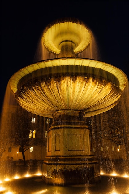 Foto fonte no geschwisterschollplatz à noite em munique