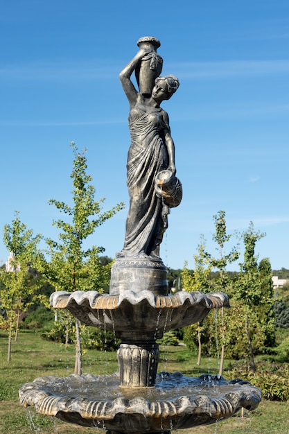 Fonte no parque da cidade de mulher com um jarro