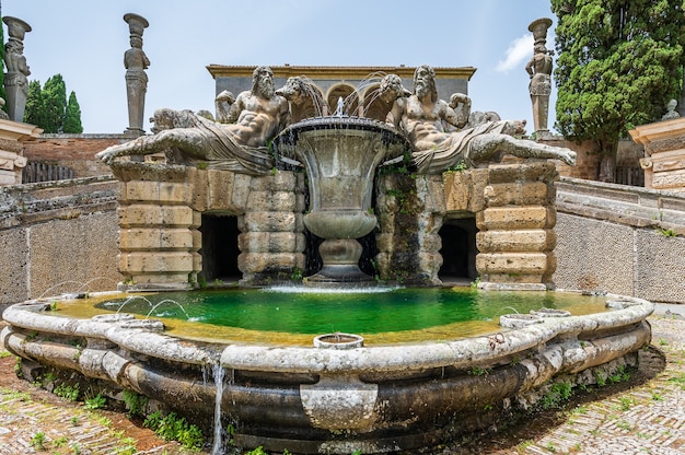 Fonte nos jardins da villa farnese, uma mansão pentagonal em caprarola, lazio, itália