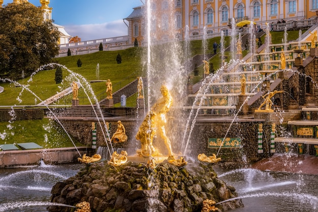 Fonte samson rasgando a boca do leão em peterhof