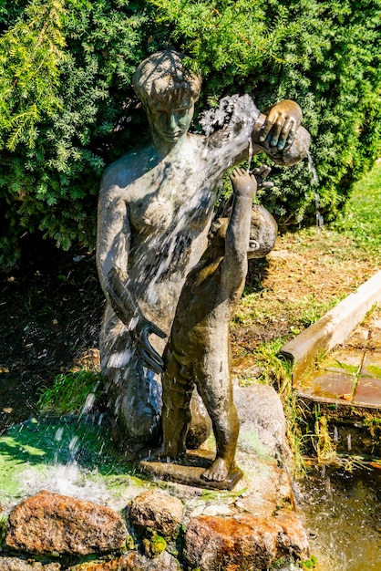 Fonte tomando banho na cidade de Zajecar, no leste da Sérvia. É feito pelo artista Dusan Nikolic na década de 1950.