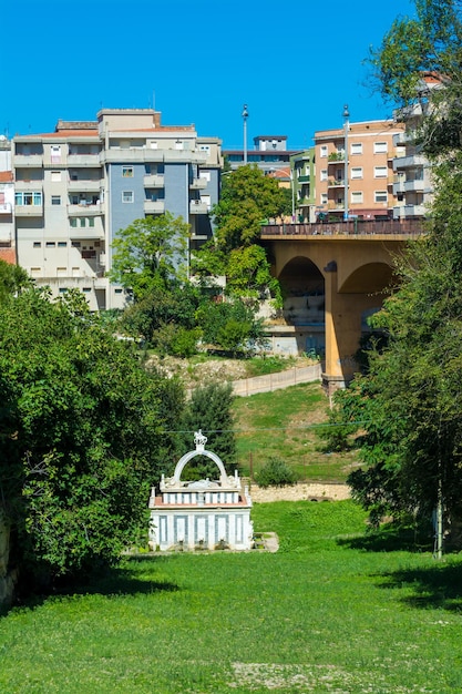 Fonte velha dentro da cidade