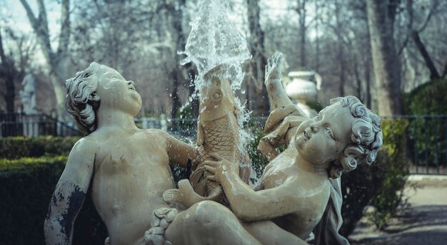 Foto fontes de água com esculturas mitológicas nos jardins do palácio de aranjuez na espanha