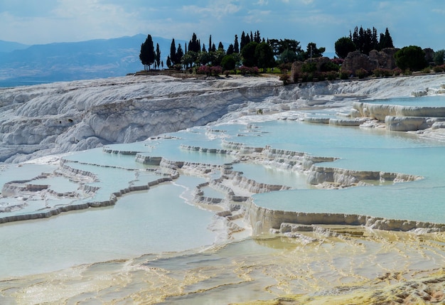 Fontes termais e cascatas em Pamukkale na Turquia