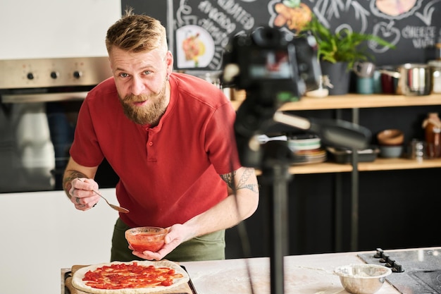 Food Blogger bereitet Pizza in der Küche zu